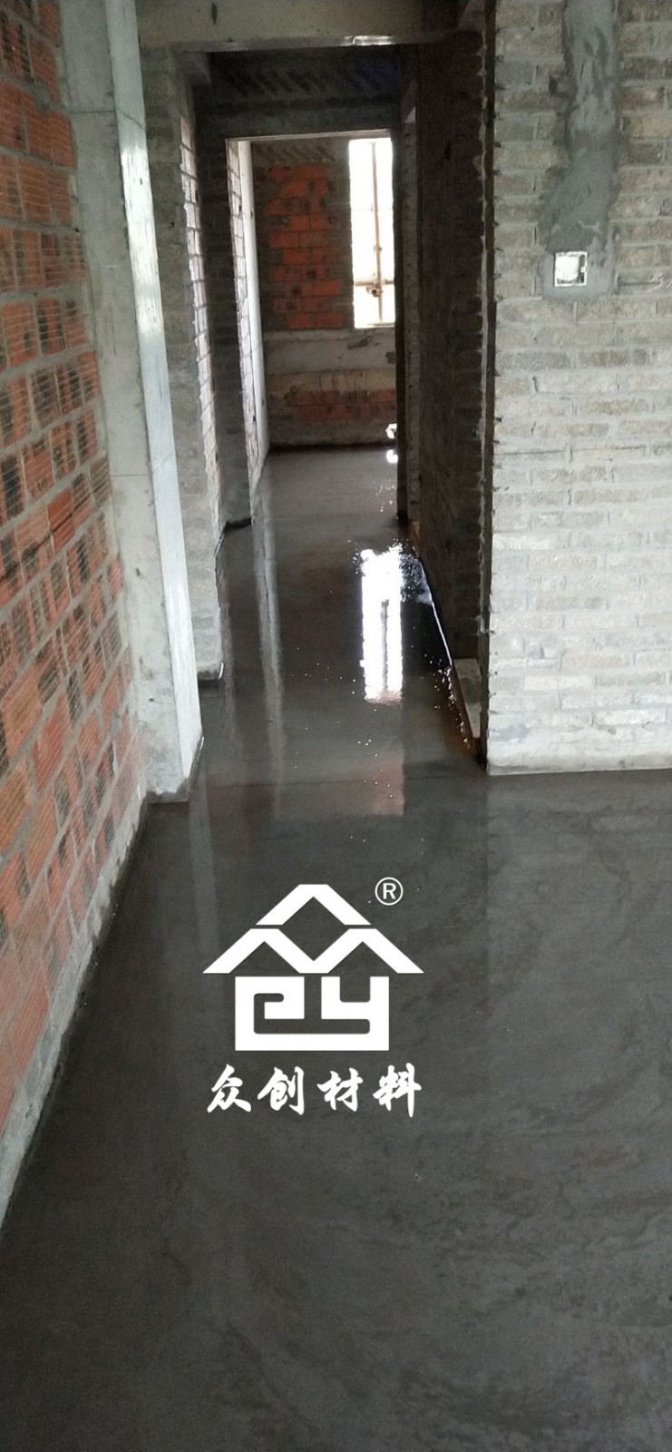 HKS改性聚(jù)丙烯保(bao)溫隔聲(sheng)闆現場(chang)施工現(xian)場-灑水(shuǐ)養護