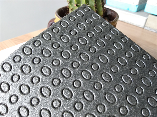 單面(miàn)凹發泡(pào)橡膠減(jian)震墊闆(pan)